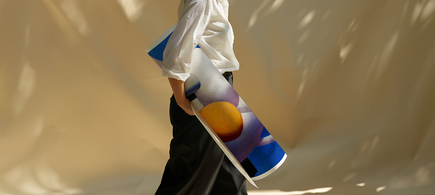 Mergina nešasi rankose susuktą meno plakatą